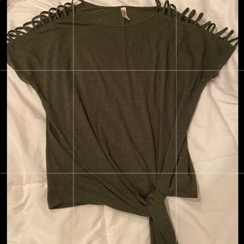 ‼️SALE‼️Olive cut open sleeve shirt